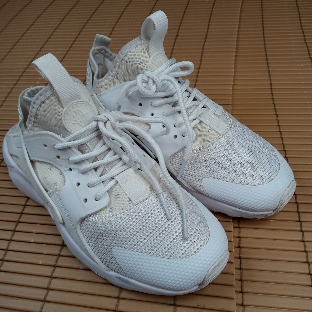 Women’s Nike Air Huarache Shoes Sz 7M tripple Whit